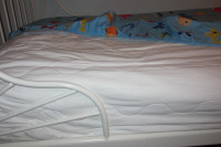 Thick, padded twin sheet with no leakage to mattress