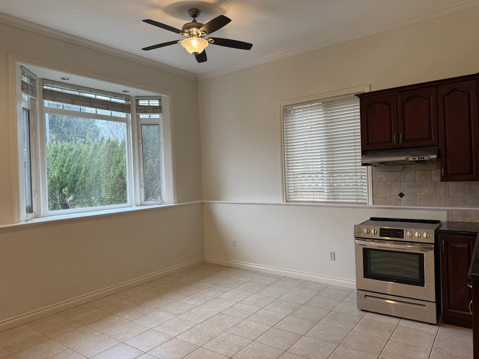 Bright 11ft Ceiling Garden Suite, Utils Included, Near Skytrain 3