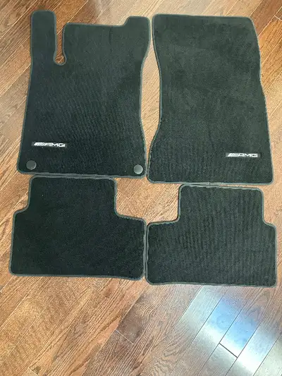 Floor mats for a sedan 2022 - current In excellent condition Non smoking vehicle