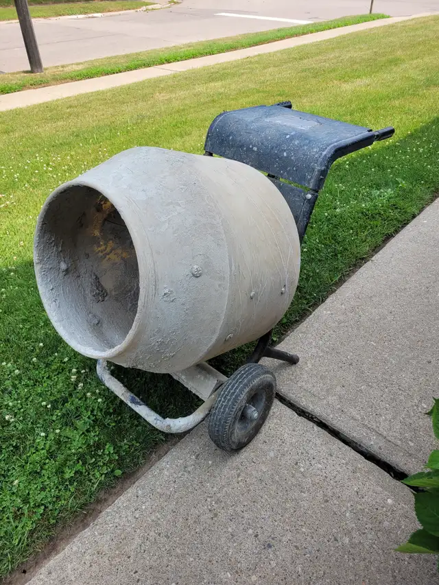 Concrete mixer in Other in Brantford - Image 3