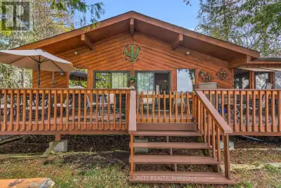 Lakefront Cottage --There are places that simply give you an address. Then there are places that qui...