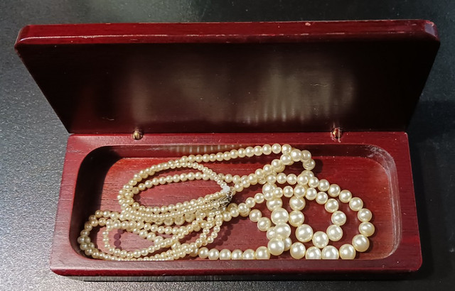 Collier à trois rangées de perles de verre graduées fini dans Art et objets de collection  à Laval/Rive Nord - Image 2