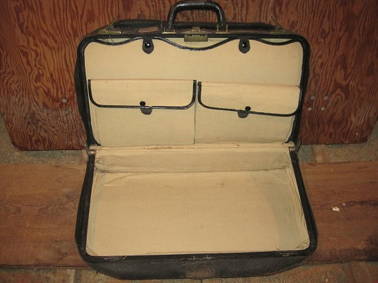 Vintage Luggage/Suitcase in Arts & Collectibles in Cambridge - Image 2