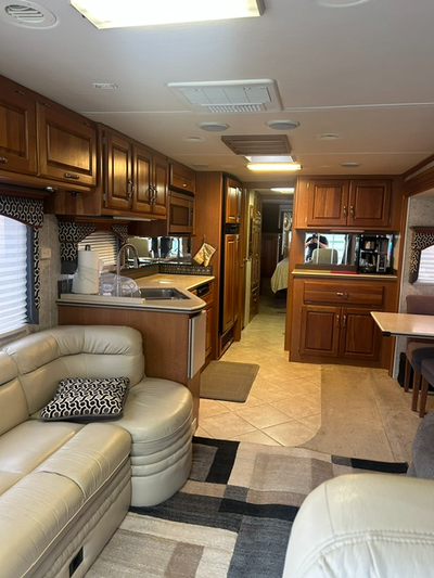 This 2004 Monaco Diplomat 40' diesel pusher motorhome offers a spacious and comfortable travel exper...