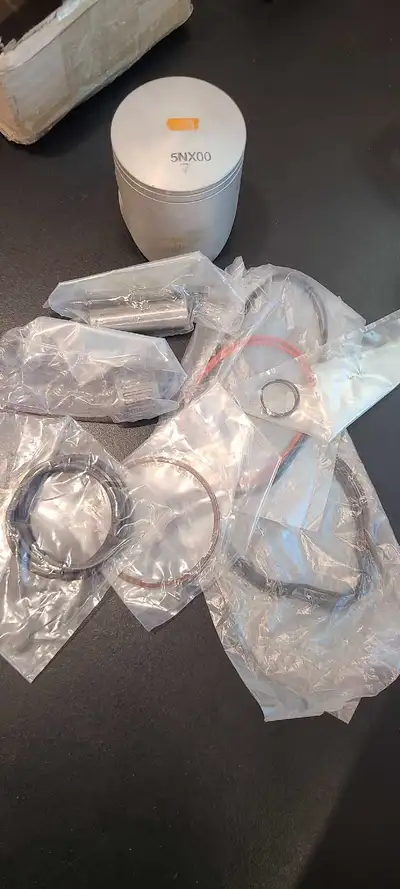 Brand new piston kit for a 02-04 YZ250, comes with piston, pin, bearing, circlips and too end orings...