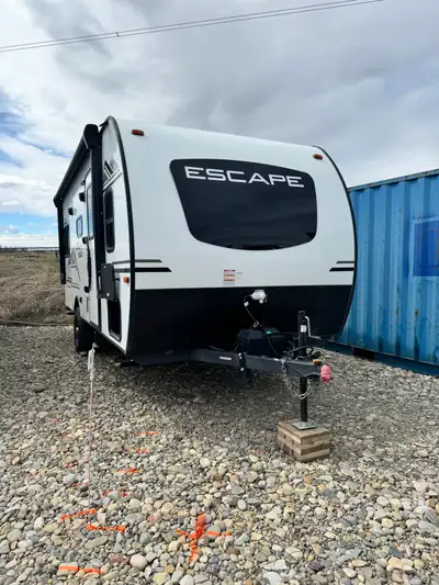 (END OF SEASON SALE) Versatile and easy-to-tow, this 22’ hybrid travel trailer is perfect for weeken...
