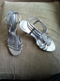 Ladies sz 7 Silver & Jewel "Call it Spring" Sandals