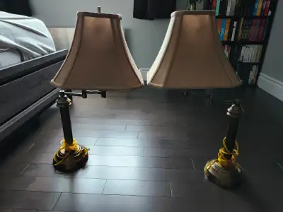 Table lamp set 2pcs used / ensemble de lampe de table 2mcx usagé, View more