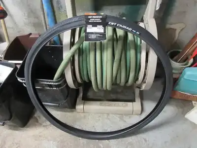 Pneu de vélo neuf CST 700x32C, View more