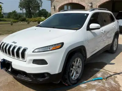Selling our 2016 jeep Cherokee as our family is expanding. Just had the oil changed Leather interior...