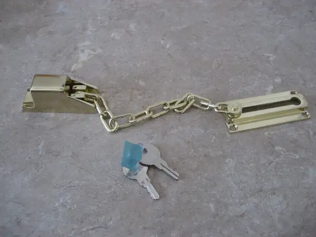Keyed Chain Door Lock in Windows, Doors & Trim in Moncton - Image 2