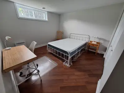 Chambre rénovée avec salle de bain semi-privée à louer