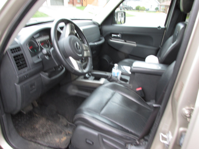 2011 Jeep Liberty Limited in Cars & Trucks in Campbell River - Image 2