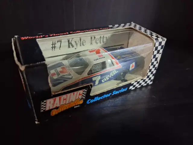 Racing collectables #7 Kyle Petty 7 Eleven, Scale 1:64 in Arts & Collectibles in Oshawa / Durham Region - Image 2