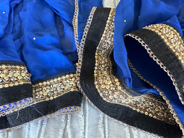 Blue saree with black and gold border in Women's - Dresses & Skirts in Mississauga / Peel Region - Image 2