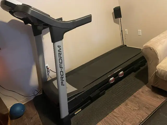 Treadmill in Exercise Equipment in Oshawa / Durham Region - Image 5