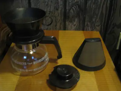 Cafetière vintage MELITTA 6 tasses. Une deuxième cafetière sans le filtre est aussi disponible à 20$...