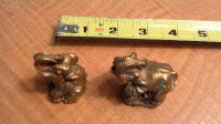 2 très petits éléphants en résine  or 1" x 1/2" (220821-114)