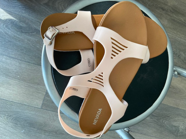 Soft comfortable summer sandal open toes back strap size USA 7 E in Women's - Shoes in Oakville / Halton Region - Image 2