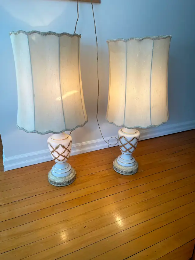 Paire de Lampes de Table en Verre Vintage Glass Table Lamps Pair in Indoor Lighting & Fans in City of Montréal - Image 2