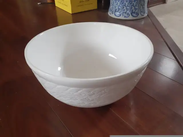 8" 10" 12" ceramic bowl, roster tea pot in Kitchen & Dining Wares in Calgary - Image 3