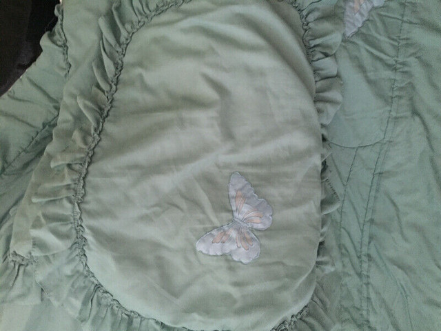 Double size bedspread/comforter in Bedding in Brantford - Image 4