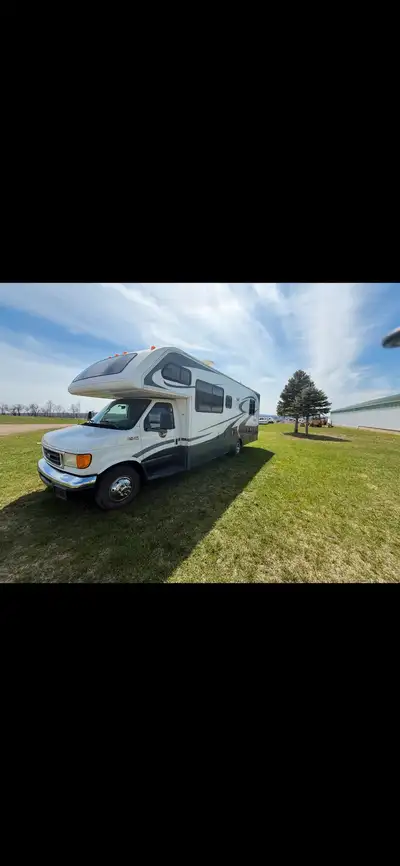 2003 ford E450 motor home Low KM’s 59,000 New mvi No rust Financing available
