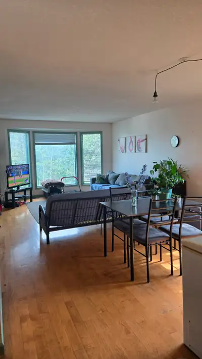 ROOMMATE WANTED – CRESTVIEW We’re looking for a single female roommate to share our bright, sunny 3-...