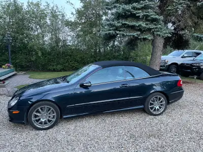 Who wouldn’t want this beautiful car to drive around in with warm weather around the corner☺️ V8 aut...