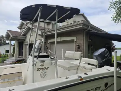• OPEN DECK 2006 Console Centrale 17.1 pieds Century, avec toit T Top. Comme neuf!! Coque très stabl...
