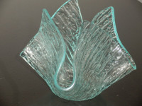 Vase mouchoir en verre aqua marine, par Chance Brothers