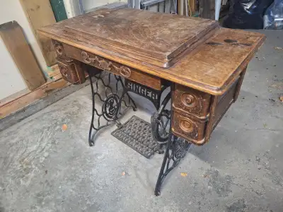 Antique Singer Treadle Sewing Machine $40 Located in Capitol Hill, NW Calgary