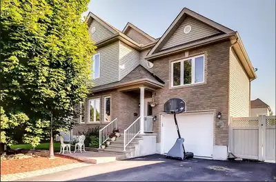 Looking for a Female Coloc. House is located in Aylmer, Gatineau. Close to bus stop and all amenitie...