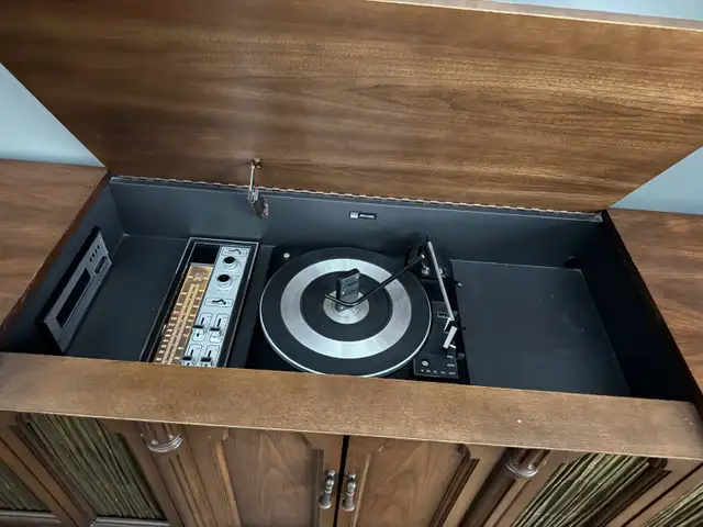 Vintage Stereo Console in General Electronics in Markham / York Region - Image 4