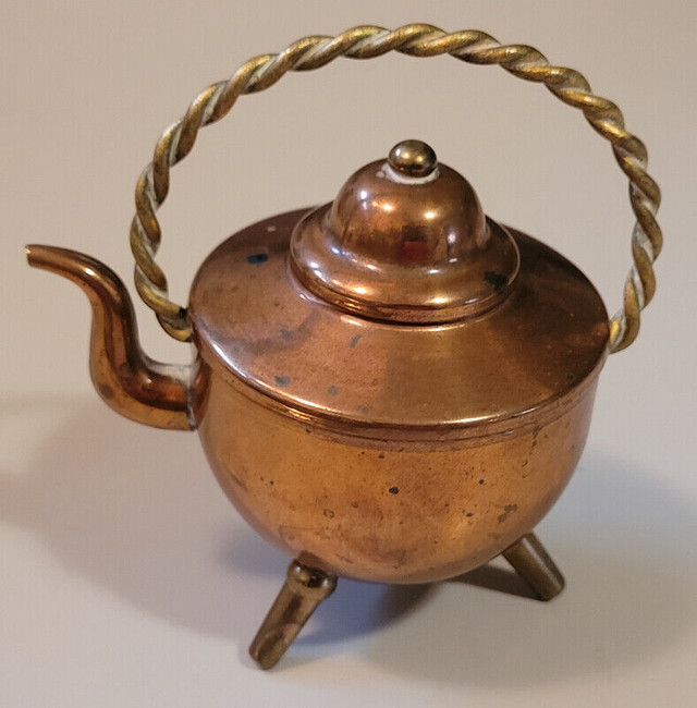 Vintage Miniature Dollhouse  Copper & Brass Camping Kettle 3 Leg in Arts & Collectibles in Oshawa / Durham Region - Image 2