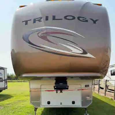 2015 Dynasty Triogy 42 ft. Dual Axel, 3 slide outs, full fridgit Air Fridge Microwave and gas grill...