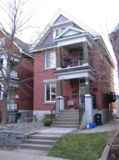 Sept 1 - Amazing 2-Bdr + Den + Balcony + Garage in Hintonburg