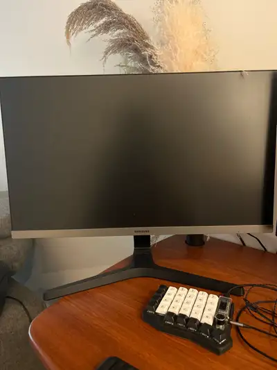 I'm selling a Samsung Monitor with a 75hz refresh rate, perfect for gaming or everyday use. This mon...