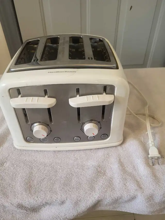 Hamilton Beach 4-Slice Toaster in Toasters & Toaster Ovens in Winnipeg - Image 2