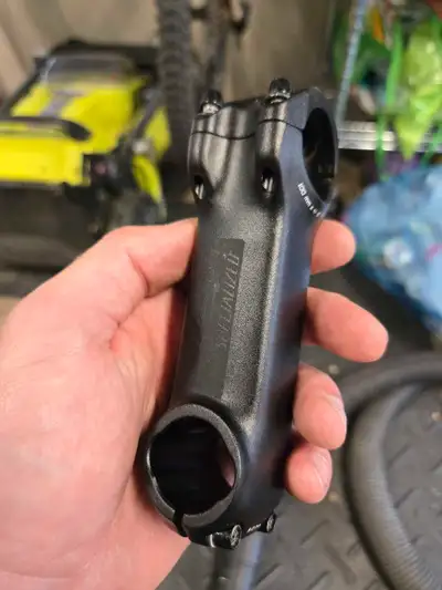 This Specialized stem is 100mm with 6 degrees of angle and in good condition.