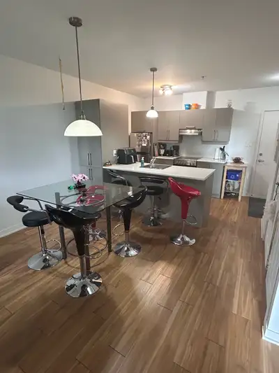 Disponible 1er décembre ou dès maintenant ! Inclus : • Hydro • Internet haute vitesse • Stationnemen...