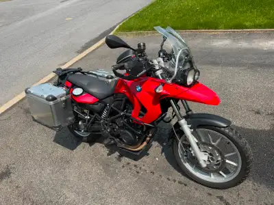 F650GS équipé: Suspension surbaissée par manufacturier et selle basse Valises latérales en aluminium...