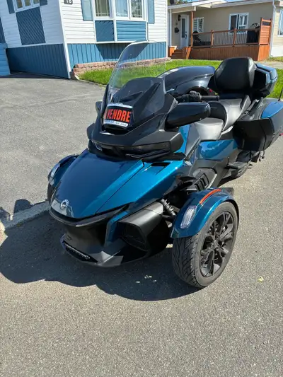 22000 km bleu pneus et freins neufs accouplage Brp led dans la grille et feux arrières et rt dans le...