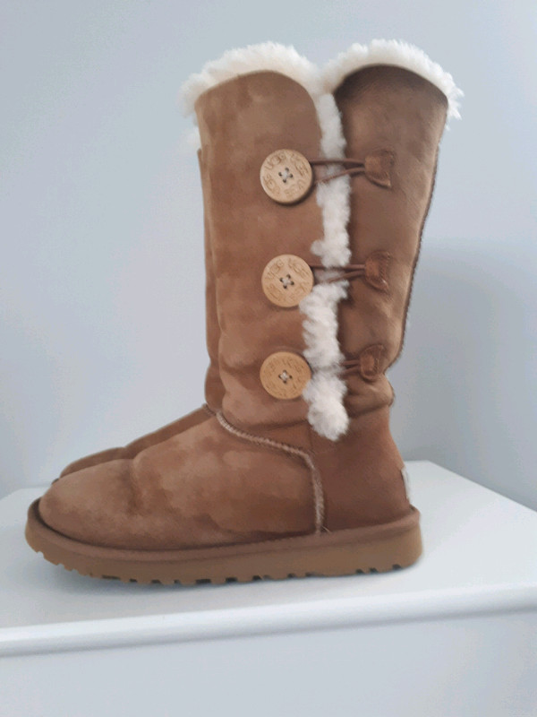 UGG Baily Button triple, size 6 in Women's - Shoes in Strathcona County - Image 2
