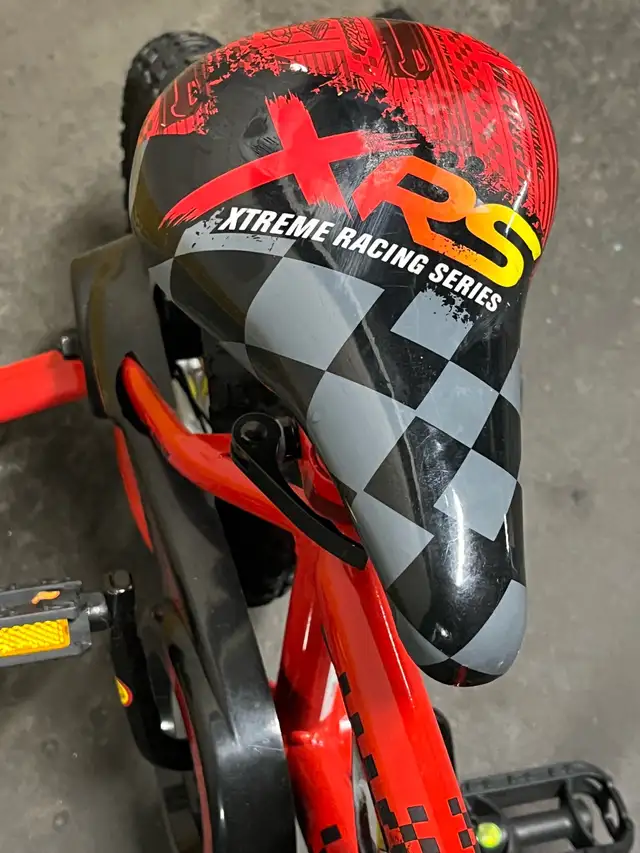 Velo Huffy  Lightning McQueen de 12 pouces in Kids in City of Montréal - Image 4