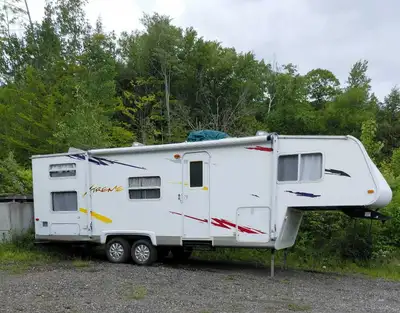 Roulotte de 27 pieds, une chambre avec lit queen, lits superposés, une extension (sofa), salle de ba...