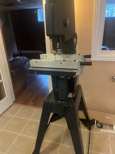 Craftsman 12" Band Saw-Sander, a versatile tool for any woodworking enthusiast. It's in good working...