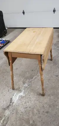 Table antique avec les côtés rabattable en parfaite condition