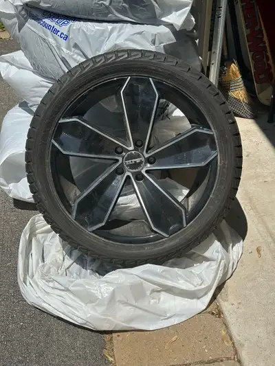 Set of 4 Used (1 winter only) Yokohama 275/40R20 winter tires mounted on —- rims. No curb rash, rims...