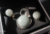 Jade pendant and earring 